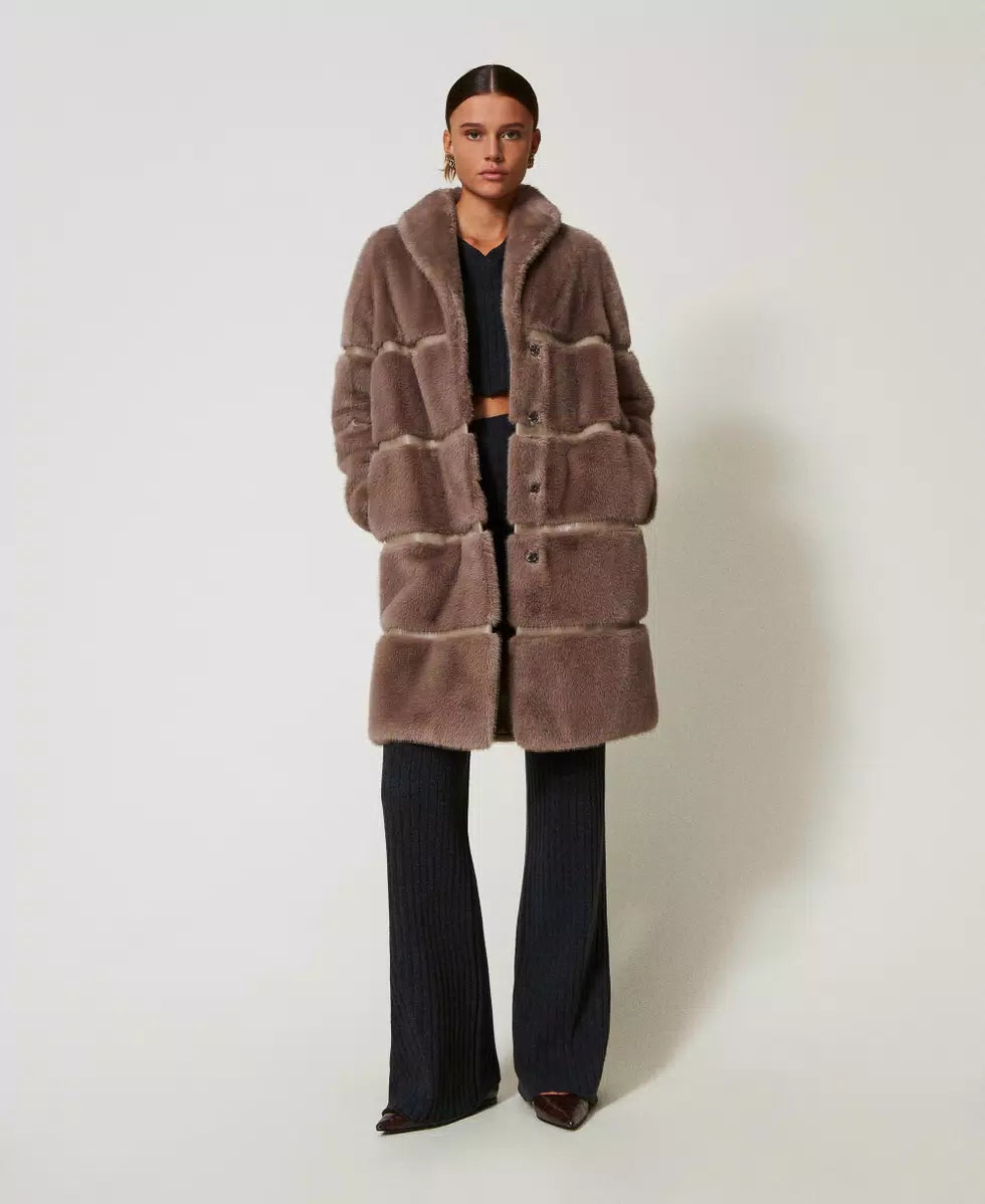 Cappotto in faux fur con intarsi